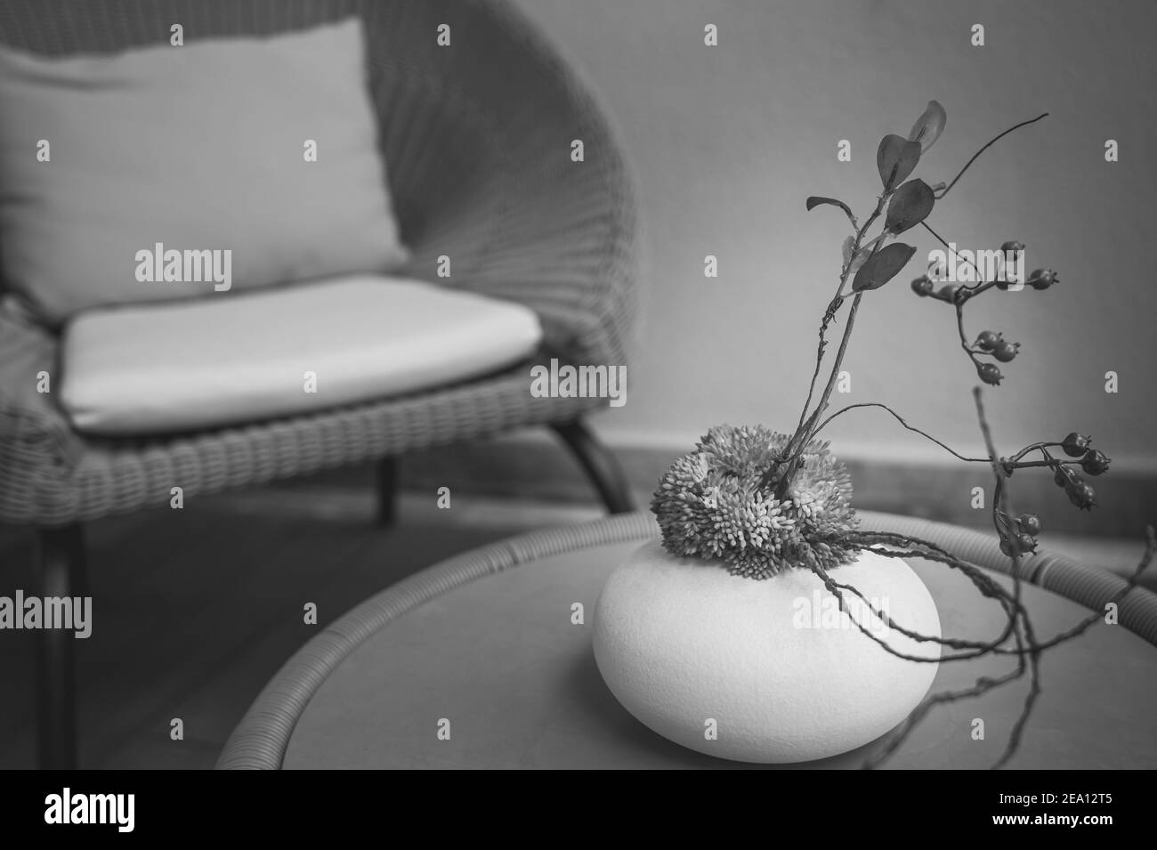 Minimalistischer Stil Innenarchitektur der Terrasse in der Villa. Rattan gewebt Möbel mit Glas auf dem Tisch und bequeme Kissen im Stuhl. Stockfoto