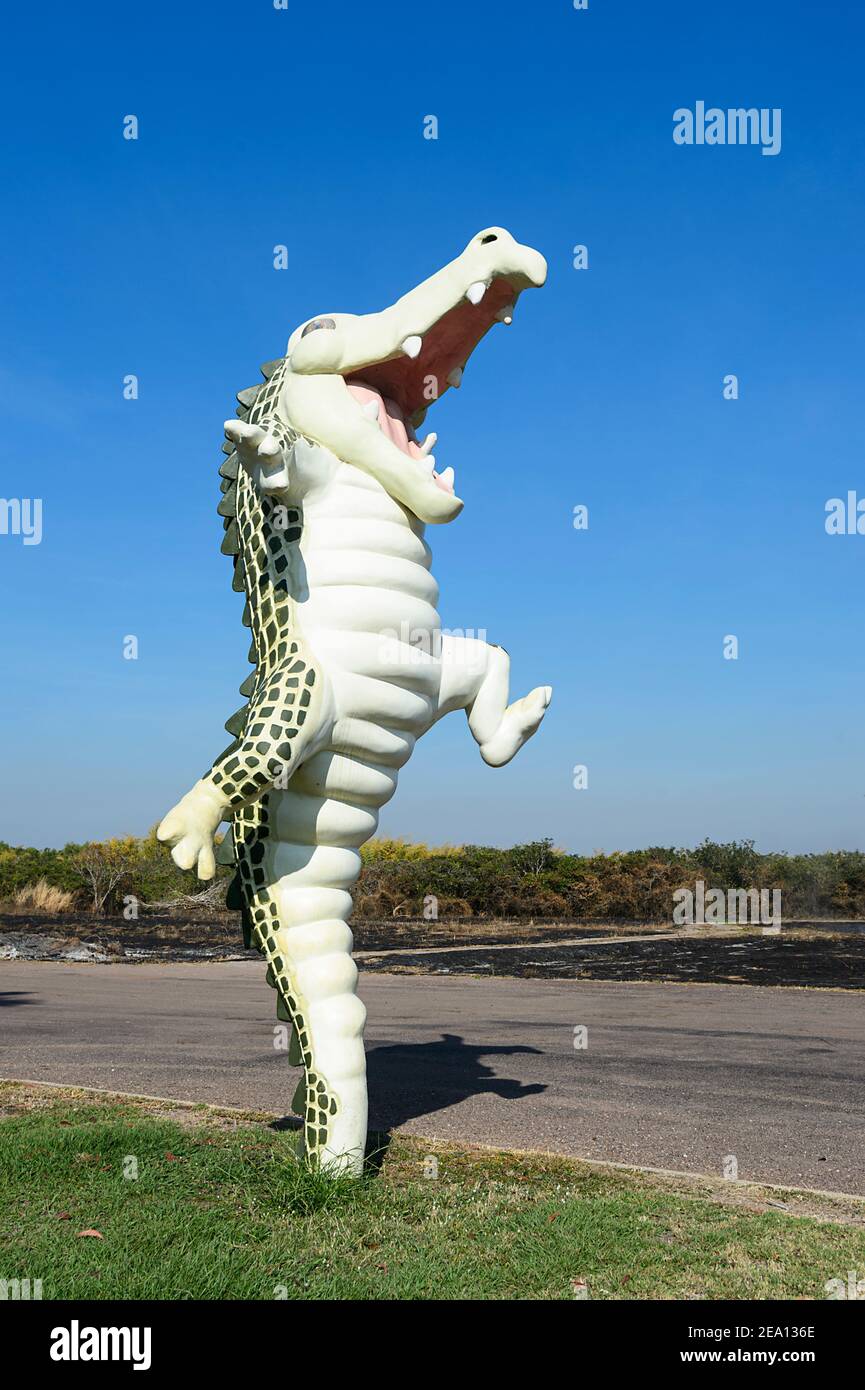 Die witzige springende Krokodilstatue ist eine Attraktion am Arnhem Highway in der Nähe von Darwin, Northern Territory, NT, Australien Stockfoto
