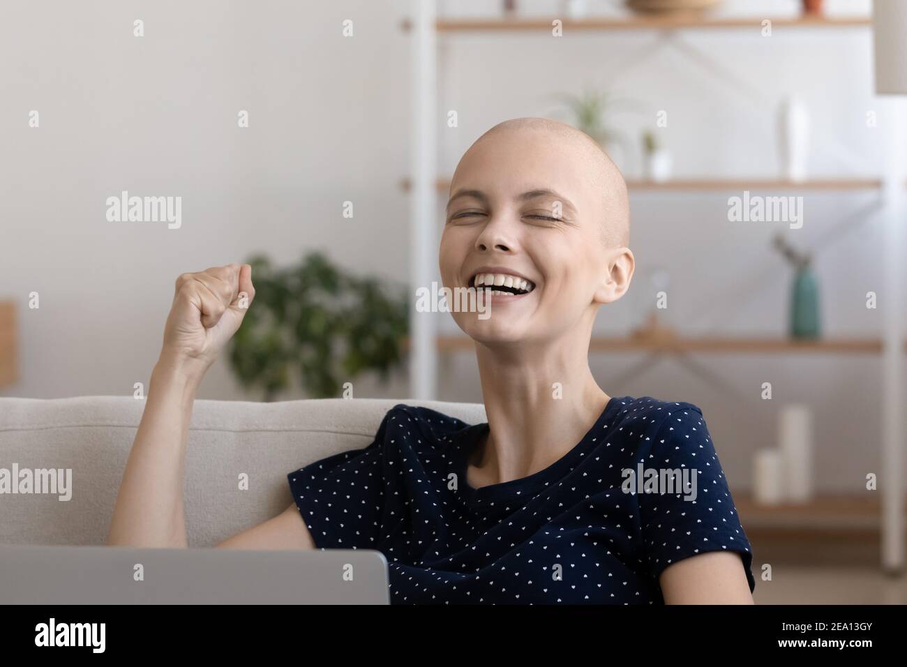 Aufgeregt haarlose Krebs-Patienten lesen gute Ergebnisse auf Gadget Stockfoto