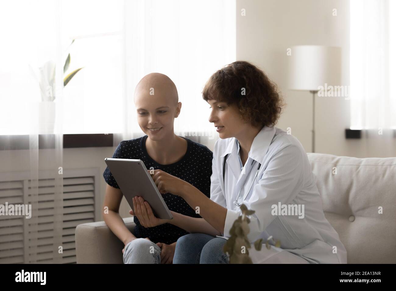 Glücklicher Arzt und Krebspatient zufrieden mit guten Ergebnissen Stockfoto