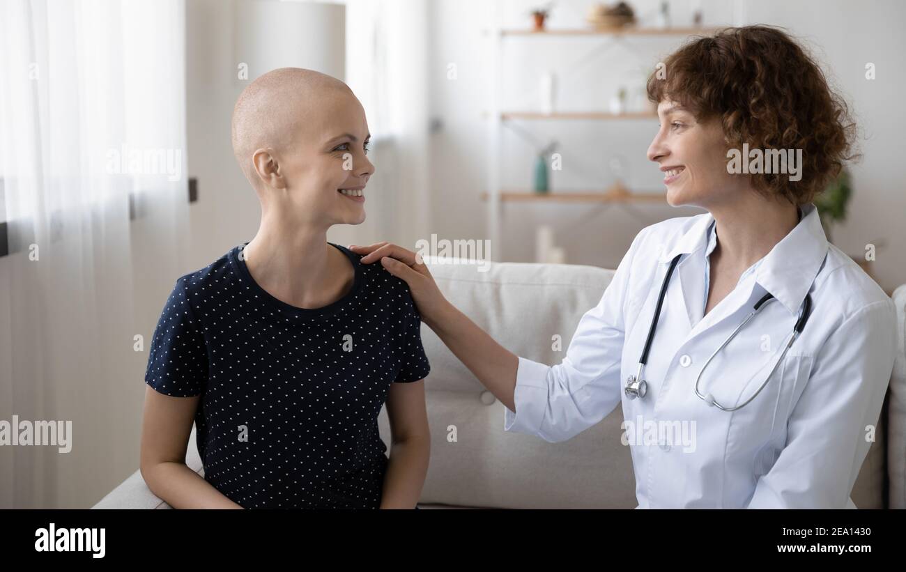Caring Arzt Komfort Millennial haarlose weibliche Krebspatientin Stockfoto