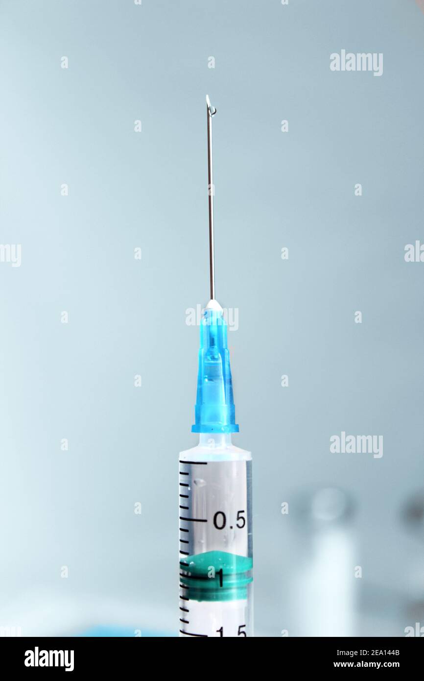Spritze mit dem Medikament innen. Hintergrund für die Impfung. Nahaufnahme einer Spritzennadel. Ausgewählter Fokus. Stockfoto