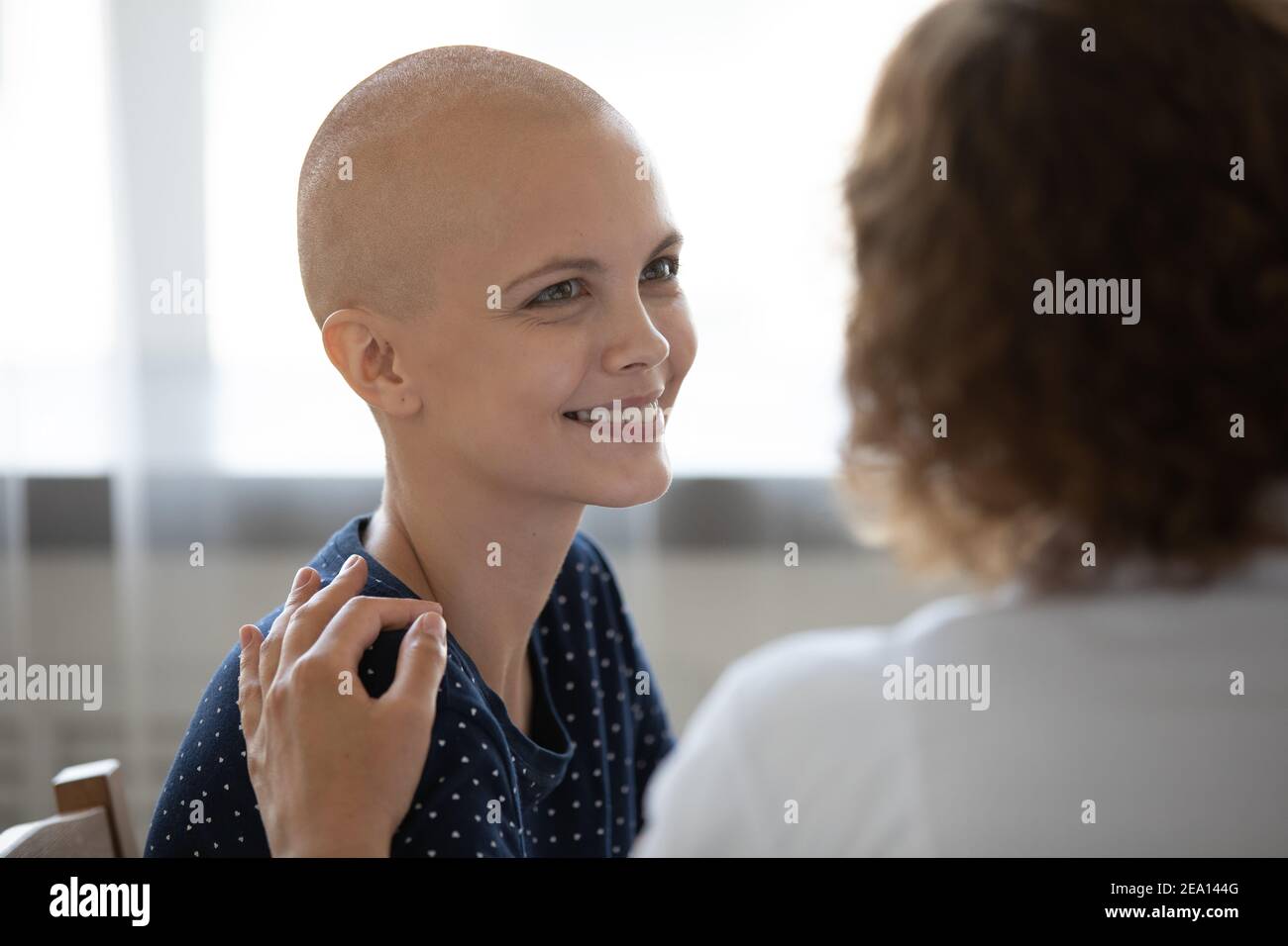 Glückliche haarlose weibliche Krebspatientin fühlen sich optimistisch Stockfoto