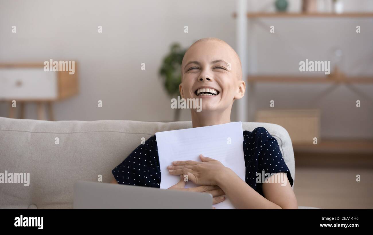 Aufgeregt haarlose weibliche Patientin schlagen Krebserkrankung Stockfoto