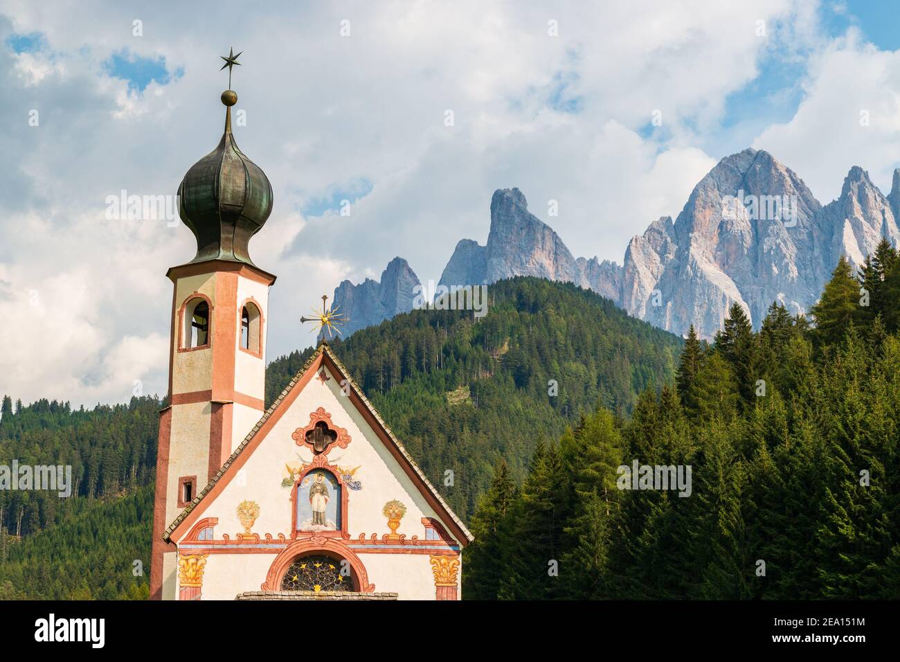 Die weltberühmte Kirche in der Prärie, San Giovanni in Ranui in Santa Maddalena des Villnösser Tals, Trentino-Südtirol, Italien Stockfoto