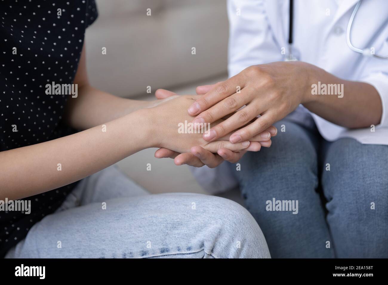 Nahaufnahme der fürsorglichen Arzt Unterstützung verärgert weibliche Patientin Stockfoto