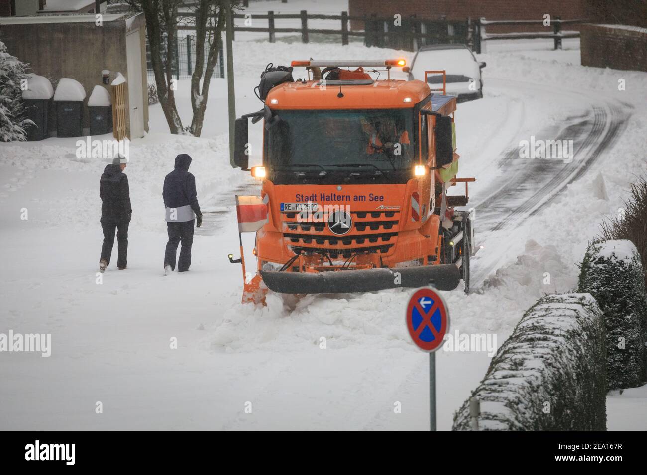 Haltern, NRW, Deutschland. Februar 2021, 07th. Ein Schneepflug räumt am Sonntagmorgen eine Straße frei. In Nordrhein-Westfalen und anderen Teilen Deutschlands gibt es nach Stürmen eine Unwetterwarnung, bis zu 30cm Schnee fielen über Nacht und am Sonntagmorgen. Das Unwetter wird sich fortsetzen. Kredit: Imageplotter/Alamy Live Nachrichten Stockfoto