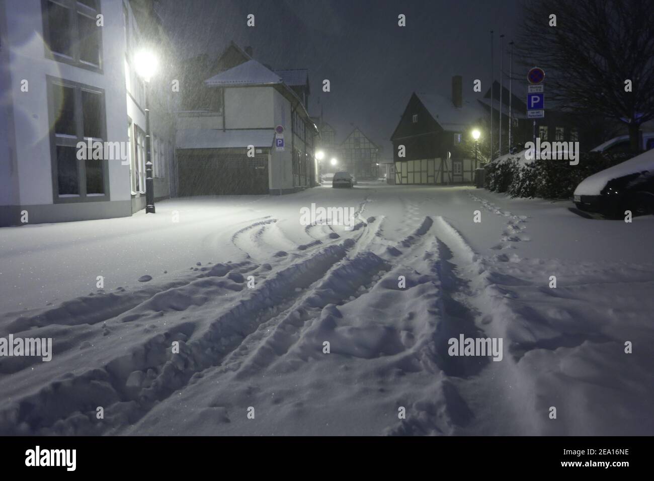 Wernigerode, Deutschland. Februar 2021, 07th. Hoher Schnee liegt auf einer Straße. Der niedrige Tristan hat im Harz wie hier in Wernigerode riesige Schneemengen verursacht. Quelle: Matthias Bein/dpa-Zentralbild/dpa/Alamy Live News Stockfoto