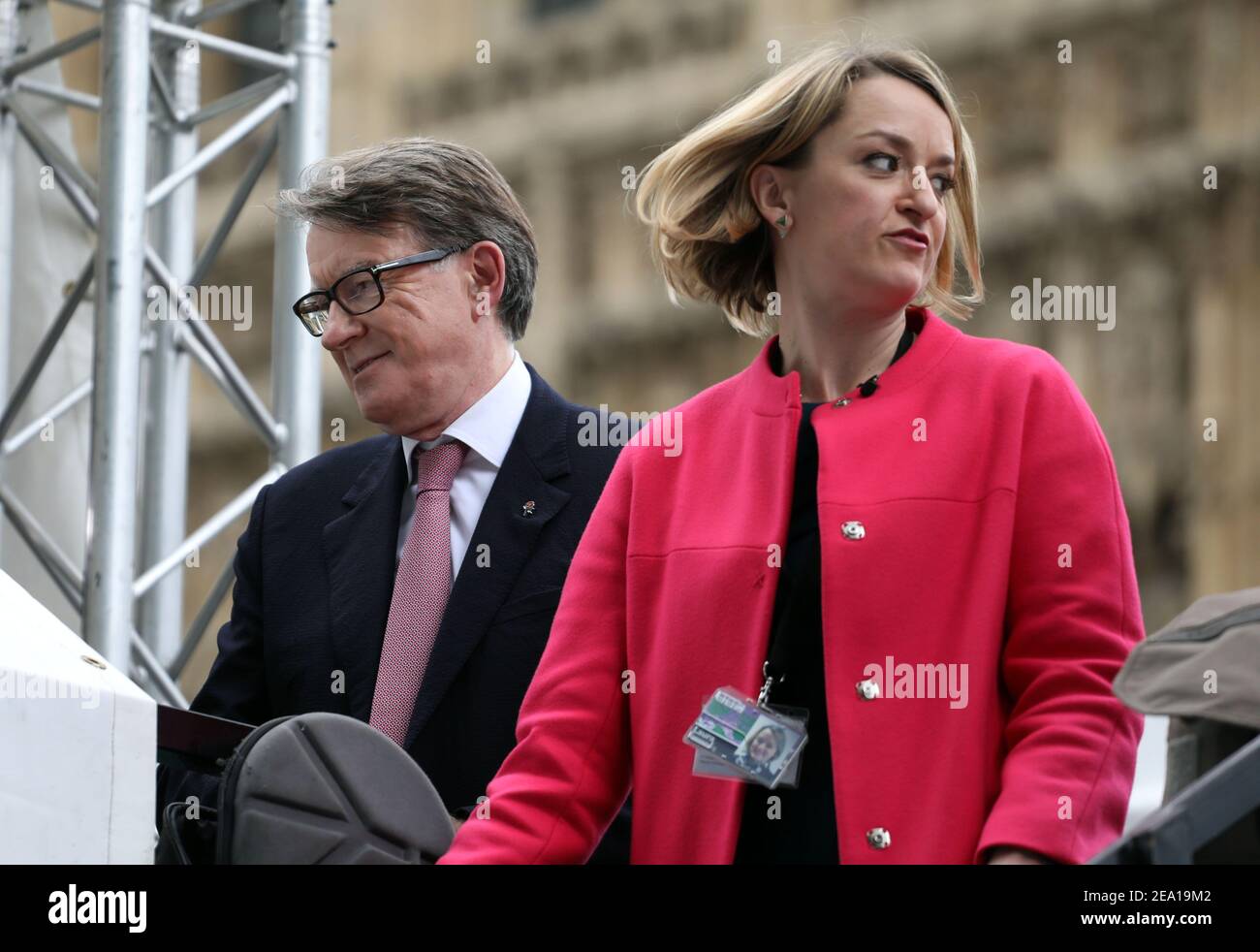 Foto zeigt: Laura Kuensberg Interview und strahlend aussehende Peter Mandelson Pic von Gavin Rodgers/Pixel 8000 Ltd Stockfoto