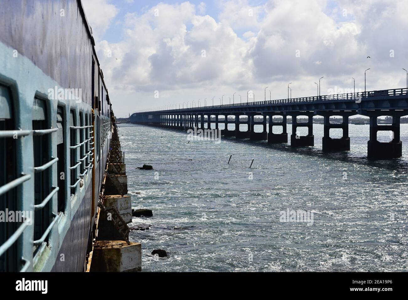 Indischer Eisenbahnzug auf der Eisenbahnbrücke über das Meer genannt Pamban Brücke, die Rameswaram auf Pamban Insel mit dem Festland verbindet. Lange Straße bridg Stockfoto