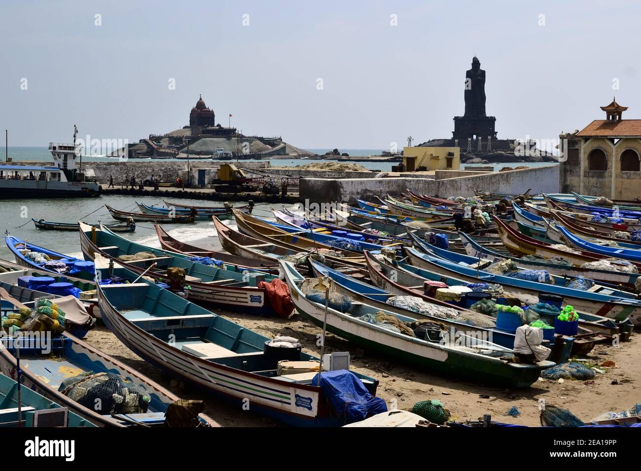 Kanyakumari, Tamil Nadu, Indien - Januar, 2017: Fischerboote am Strand und Blick auf die Thiruvalluvar Statue Stockfoto