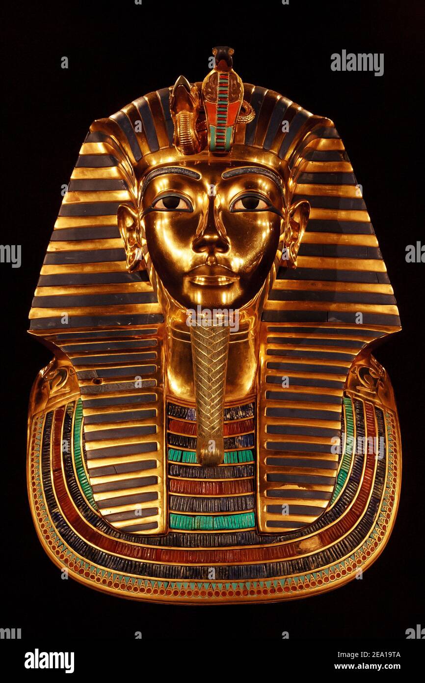 Beerdigungsmaske des ägyptischen pharao Tutanchamun. Isoliert auf schwarzem Hintergrund. Stockfoto