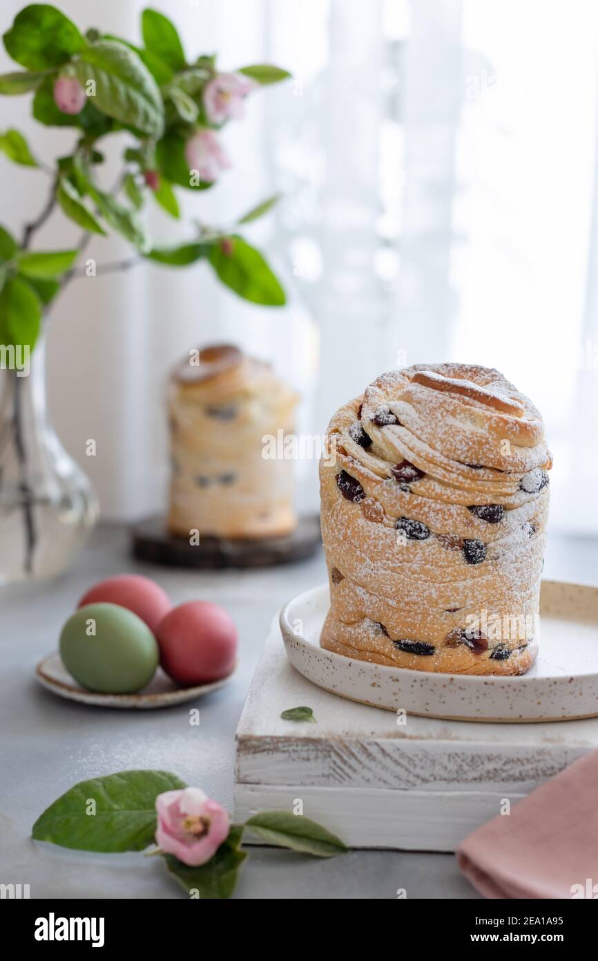 Moderne Kulich Cruffin vor Fenster Hintergrund gesprengt Stockfoto