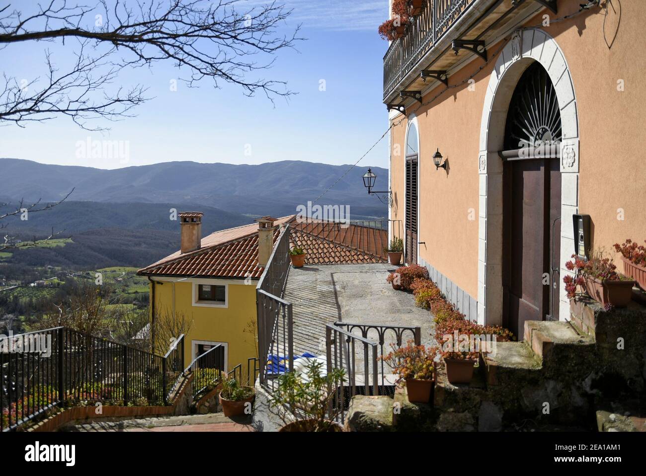 Die Fassade eines Hauses mit Blick auf das Tal in Montesano sulla Marcellana, einer alten Stadt in der Provinz Salerno. Stockfoto