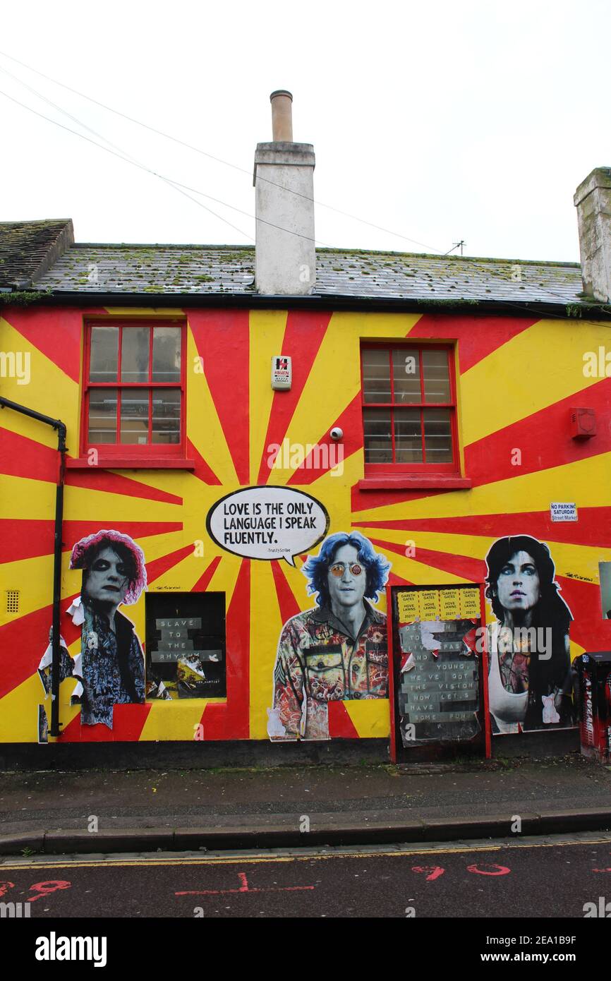 Liebe ist die einzige Sprache, die ich fließend spreche. John Lennon Wandkunst von Lockdown Samstag in Brighton, England. Alles, was Sie brauchen, ist Liebe. Valentine-Nachricht Stockfoto