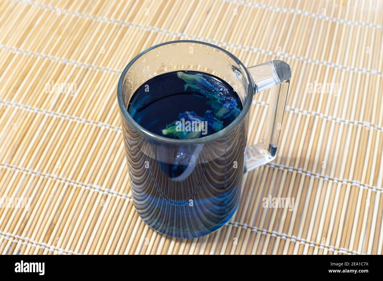 Blauer Erbsentee in einem Glas Becher ist auf dem Tabelle Stockfoto