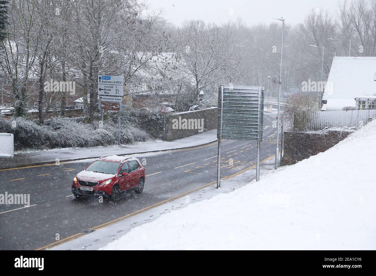 Ashford, Kent, Großbritannien. Februar 2021, 07. UK Wetter: Sturm Darcy trifft die Stadt Ashford in Kent. Foto-Kredit: Paul Lawrenson/Alamy Live Nachrichten Stockfoto