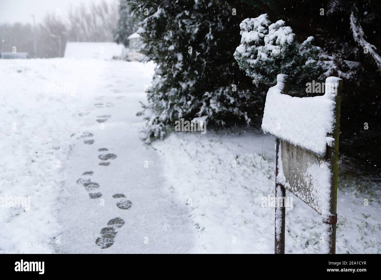 Ashford, Kent, Großbritannien. Februar 2021, 07. UK Wetter: Sturm Darcy trifft die Stadt Ashford in Kent. Foto-Kredit: Paul Lawrenson/Alamy Live Nachrichten Stockfoto