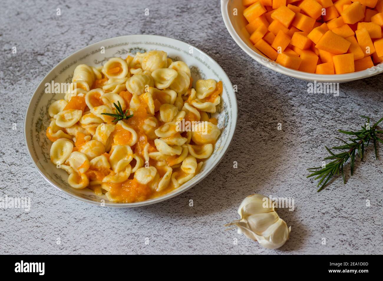 Orecchiette mit Kürbis. Typisch italienische frische Pasta Stockfoto