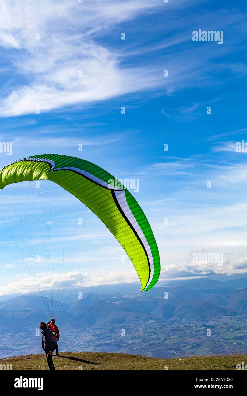 Monte San Vicino, Italien - 1. November 2020: Paragliding in den Bergen, Marken, Italien. Stockfoto