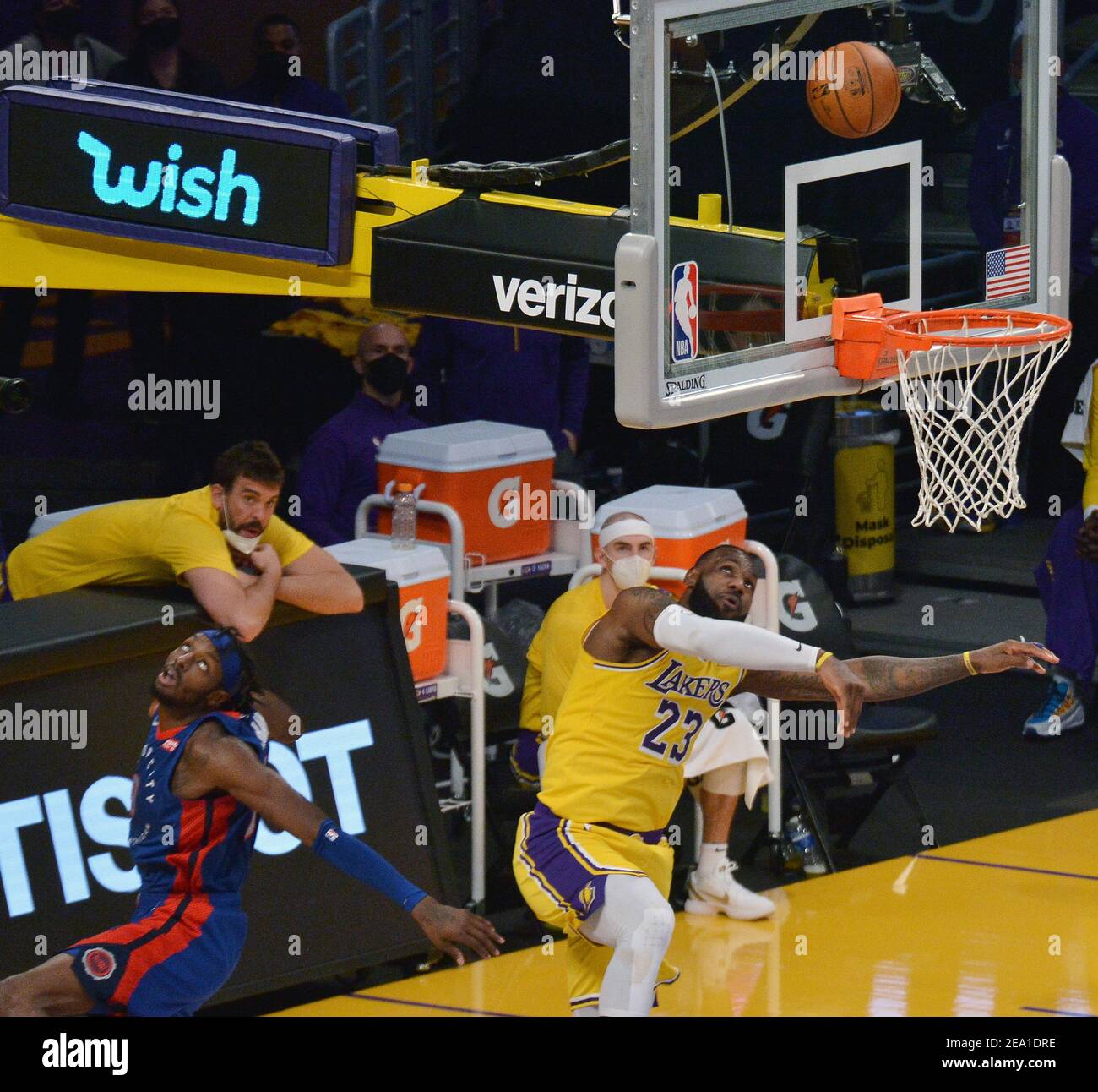 Los Angeles, Usa. Februar 2021, 6th. Los Angeles Lakers' Forward LeBron James schmiss den Schuss von Detroit Pistons Wache Jerami Grant während des sechsten Quartals (zweite Überstunden) im Staples Center in Los Angeles am Samstag, 6. Februar 2021. Die Lakers besiegten die Kolben 135-129 in Doppelüberstunden. Foto von Jim Ruymen/UPI Kredit: UPI/Alamy Live Nachrichten Stockfoto