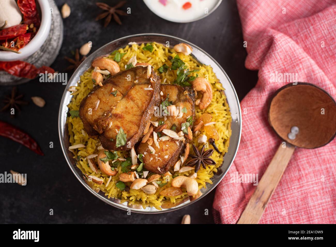 Fisch Biryani. Würziger indischer Malabar biryani oder Hydrabadi biryani, Dum Biriyani, Fisch und Reis. Pulao Basmati Reis, würzige gemischte Reisgericht mit Fleisch Stockfoto