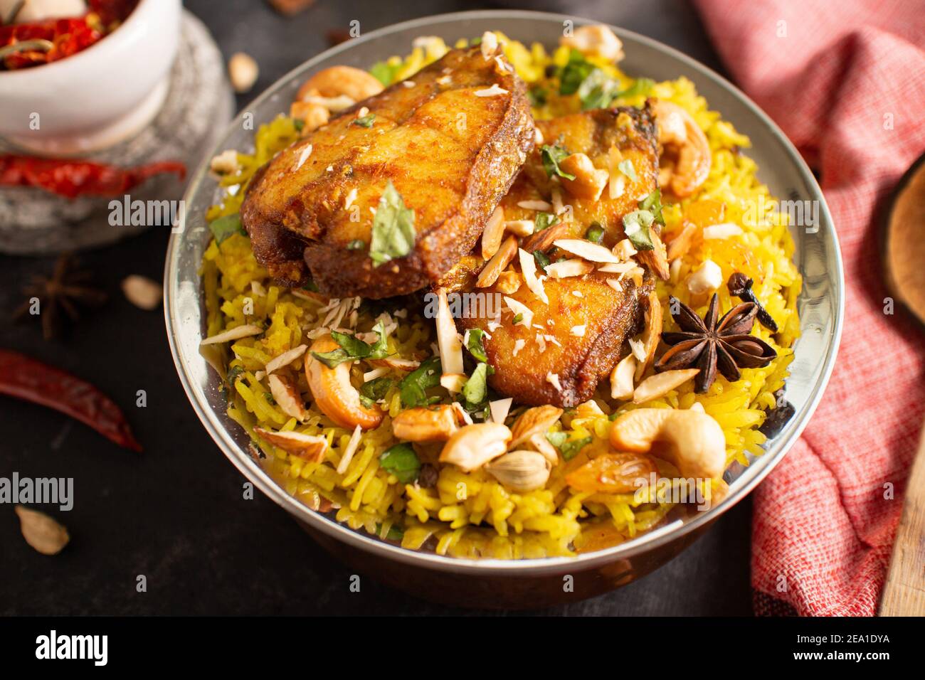 Fisch Biryani. Würziger indischer Malabar biryani oder Hydrabadi biryani, Dum Biriyani, Fisch und Reis. Pulao Basmati Reis, würzige gemischte Reisgericht mit Fleisch Stockfoto