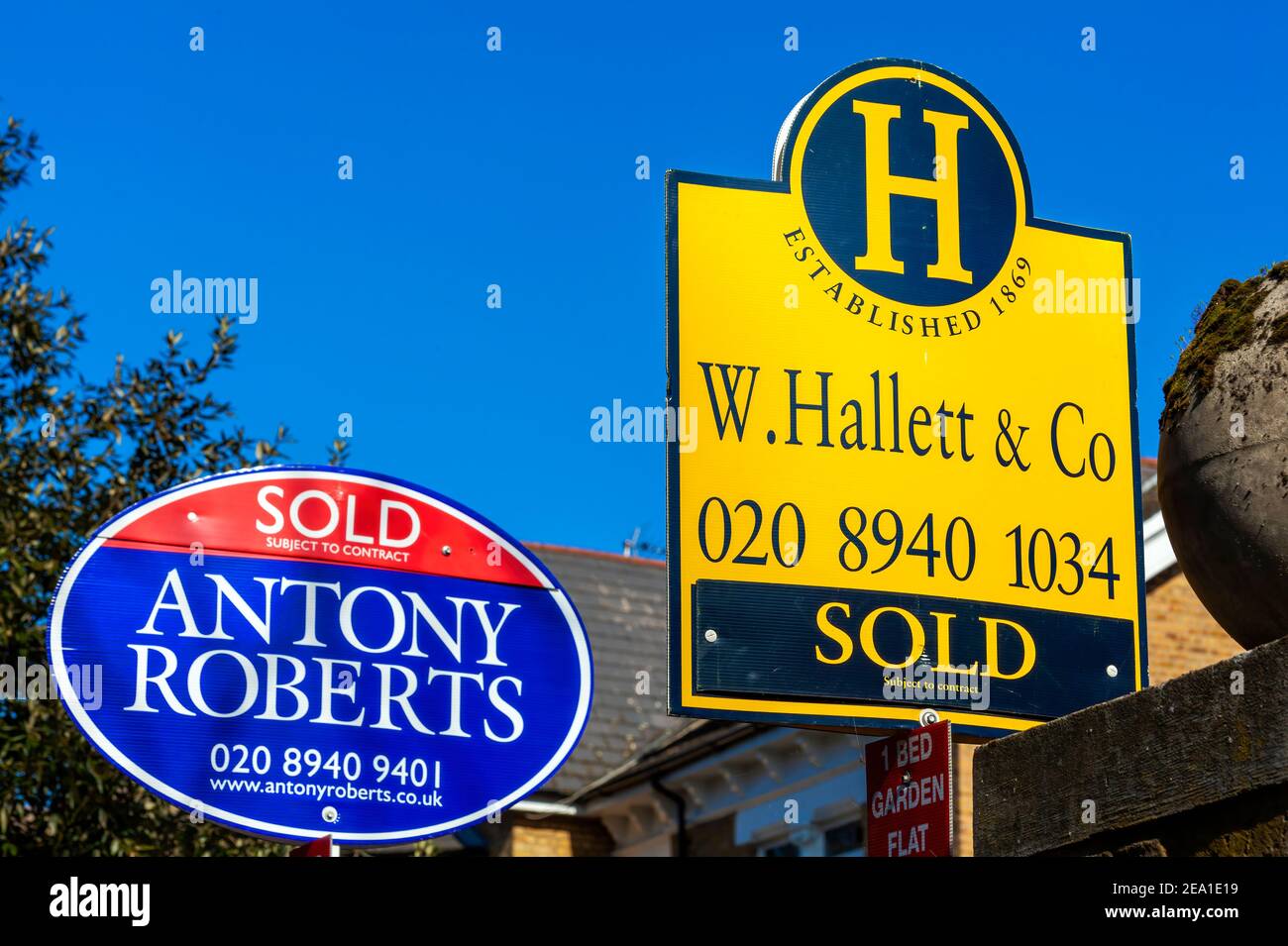 London, UK, März 9 2014 : Immobilienmakler Haus zum Verkauf verkauft Zeichen während eines boomenden Eigenheimbesitzes Immobilienmarkt, Stock Foto Bild Stockfoto