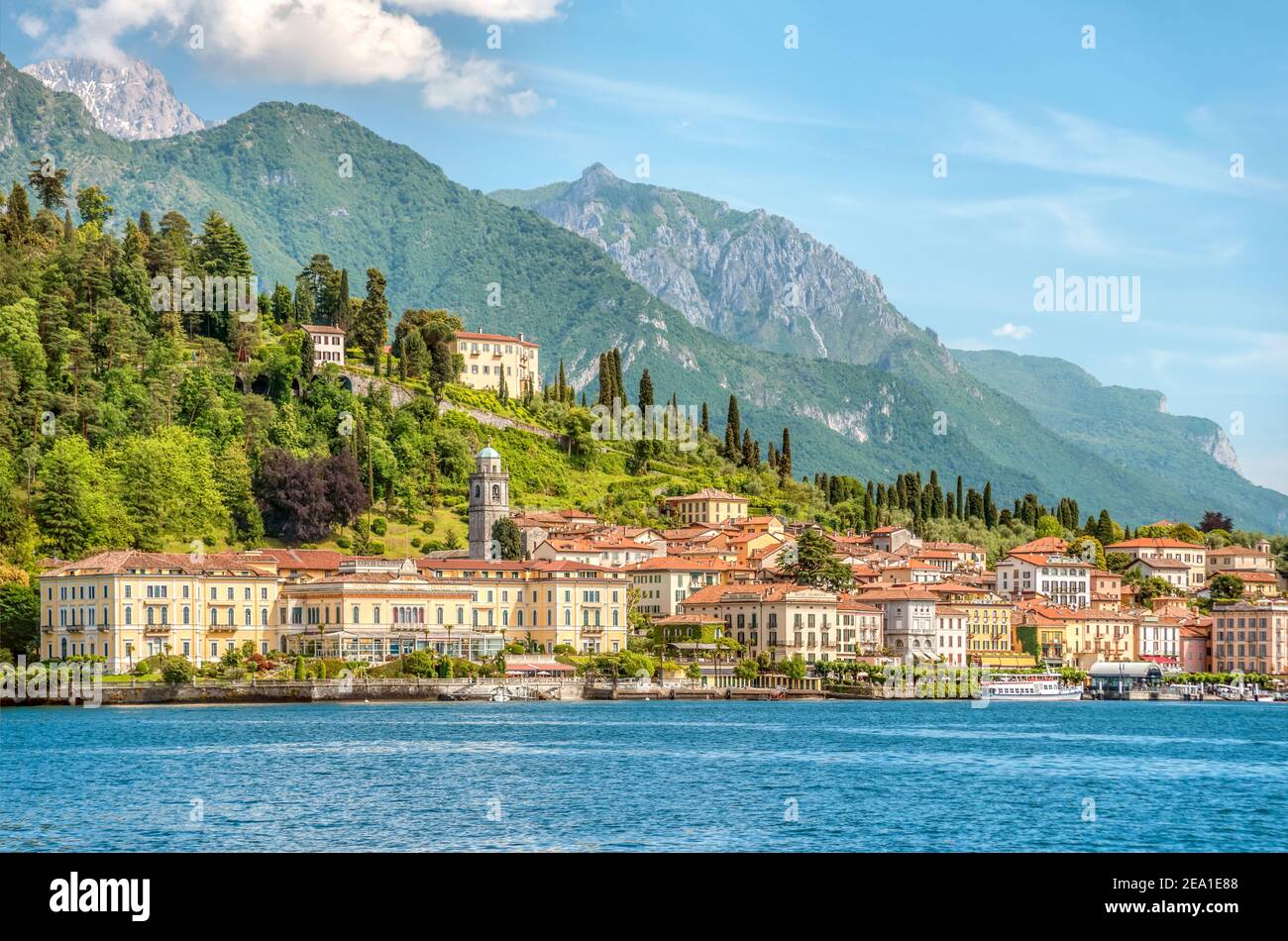 Fernblick im Bellagio am Comer See vom See, Lombardei, Italien Stockfoto