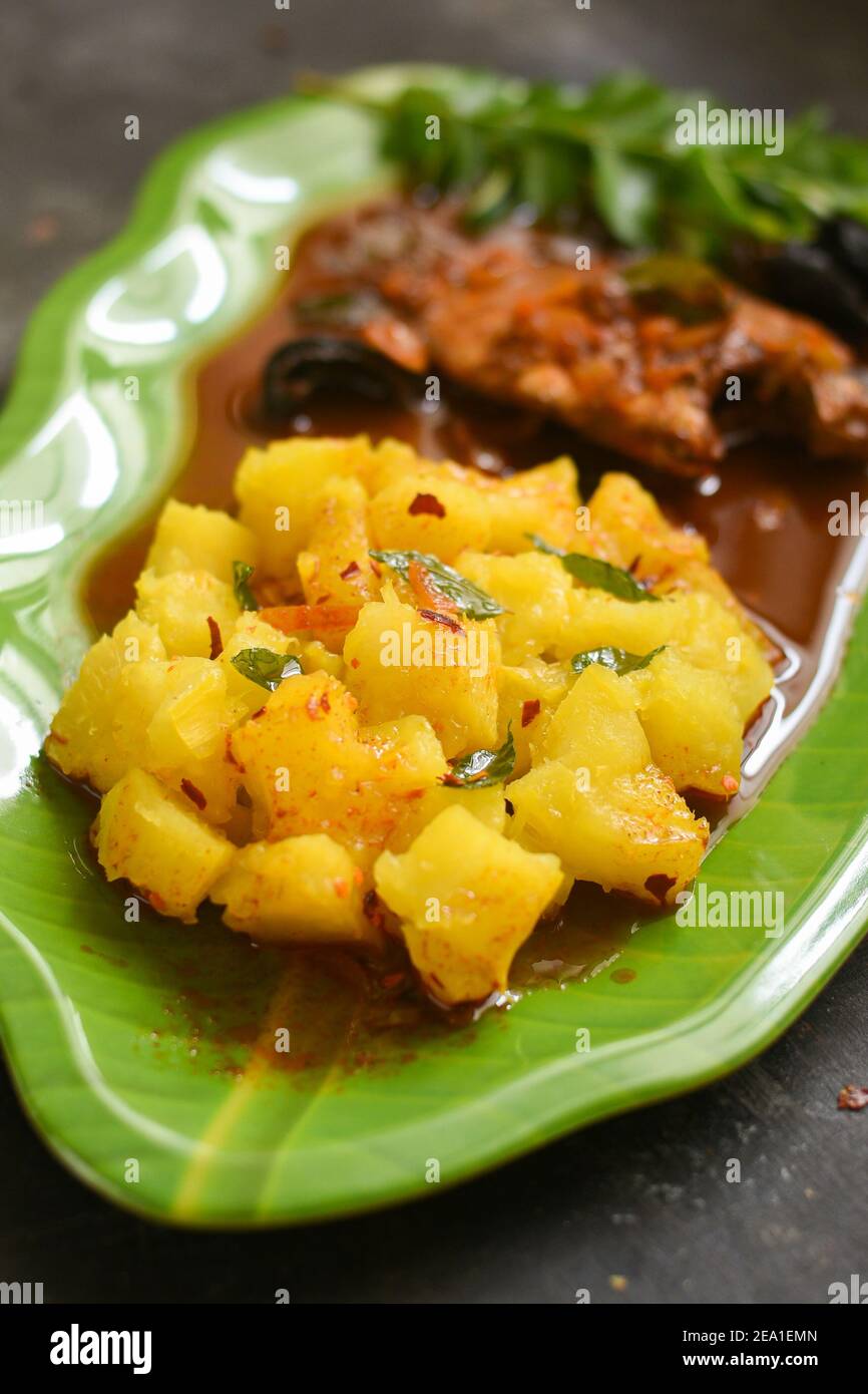 Tapioka von oben mit scharfem Kerala Fisch Curry indisches Essen. pearl Spot Fisch Curry rote Chili, Curryblatt. Asiatische Küche. Köstliche würzige Bengali Stockfoto