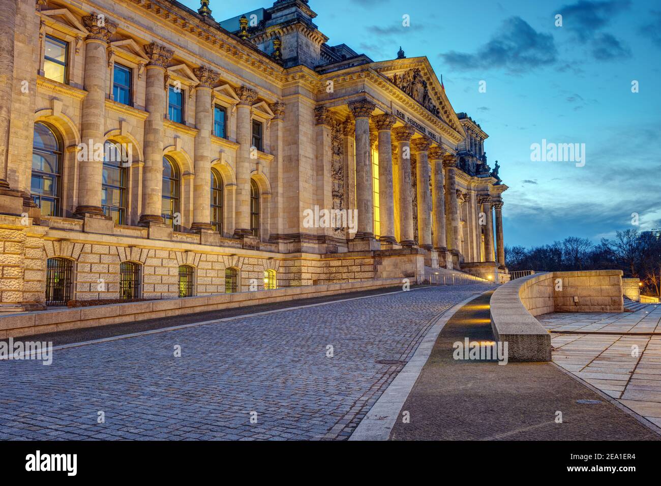 Der Eingang des berühmten Reichstags in Berlin bei Sonnenaufgang Stockfoto