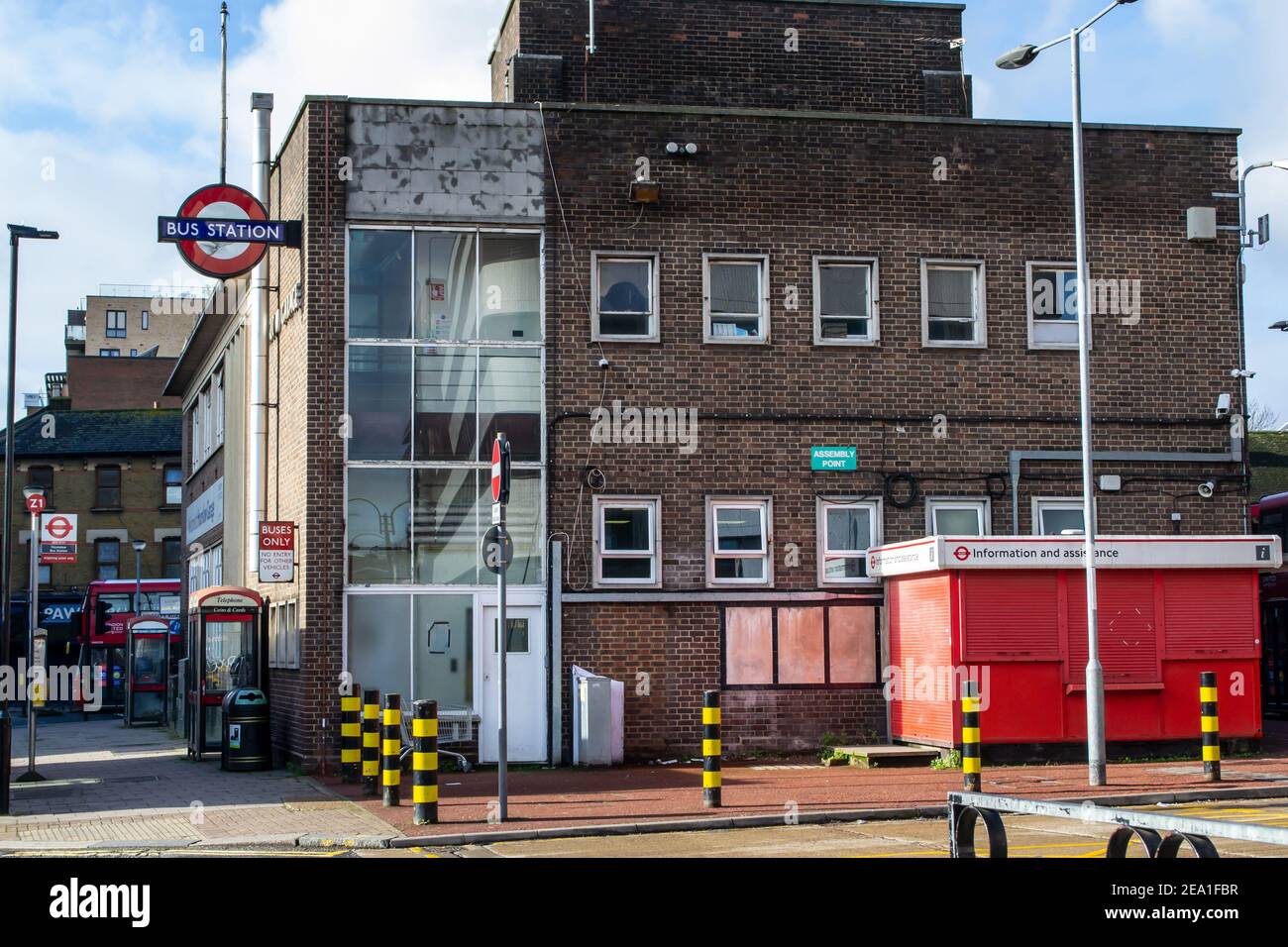 HOUNSLOW, LONDON, ENGLAND - 5th. Februar 2021: Hounslow Busbahnhof Stockfoto