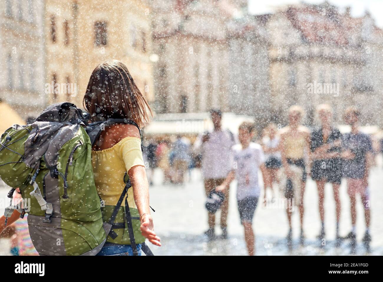 Frau Reisende genießen Sommer planschen in Prag Stockfoto