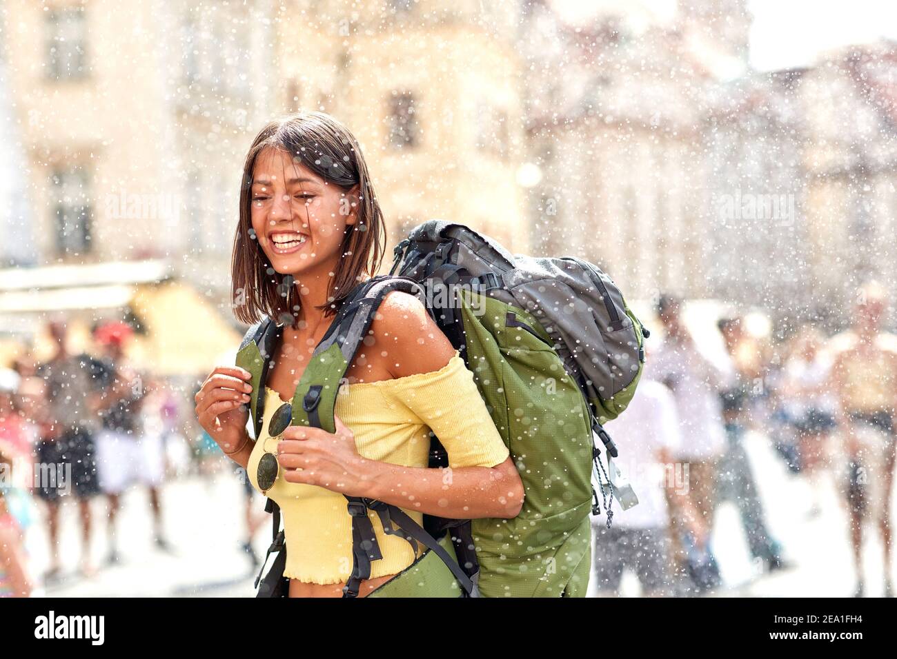 Frau Reisende genießen Sommer planschen in Prag Stockfoto