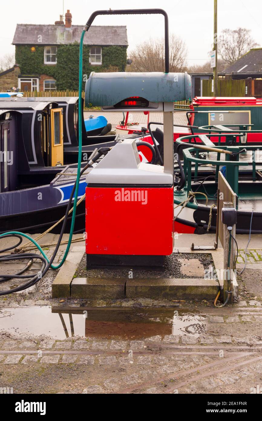 Rote Dieselpumpe zur Versorgung von gefärbtem Gasöl für Kanal Boote oder Lastkähne Stockfoto