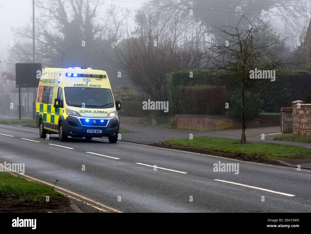 Ein West Midlands Ambulance Service Fahrzeug bei nebligen Wetter, Warwick, UK. Februar 2021. Stockfoto