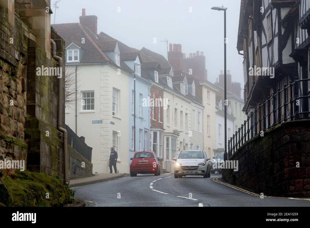 High Street an einem nebligen Tag im Winter, Warwick, Warwickshire, England, Großbritannien Stockfoto