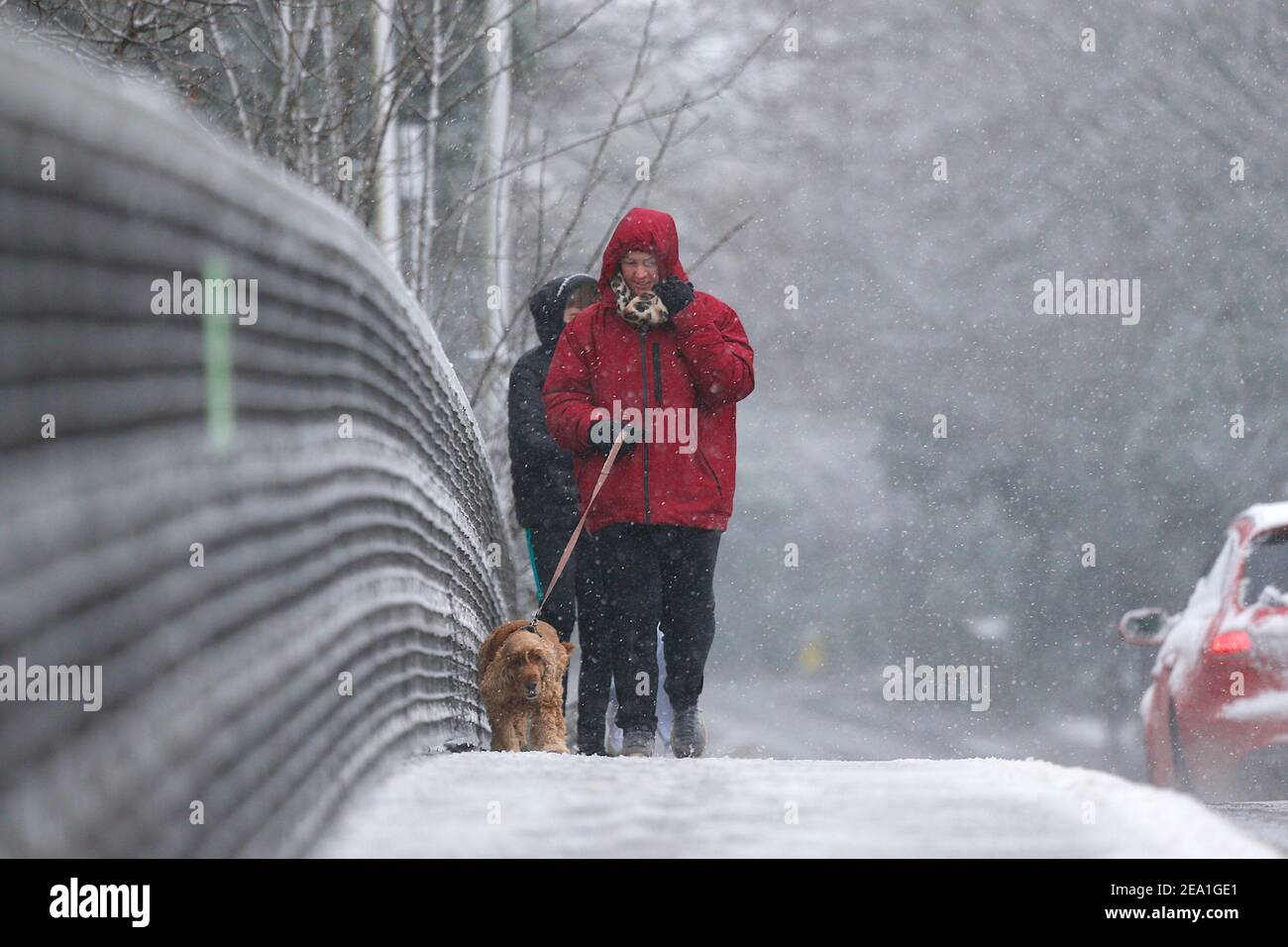 Ashford, Kent, Großbritannien. Februar 2021, 07. UK Wetter: Sturm Darcy trifft die Stadt Ashford in Kent. Foto-Kredit: Paul Lawrenson/Alamy Live Nachrichten Stockfoto