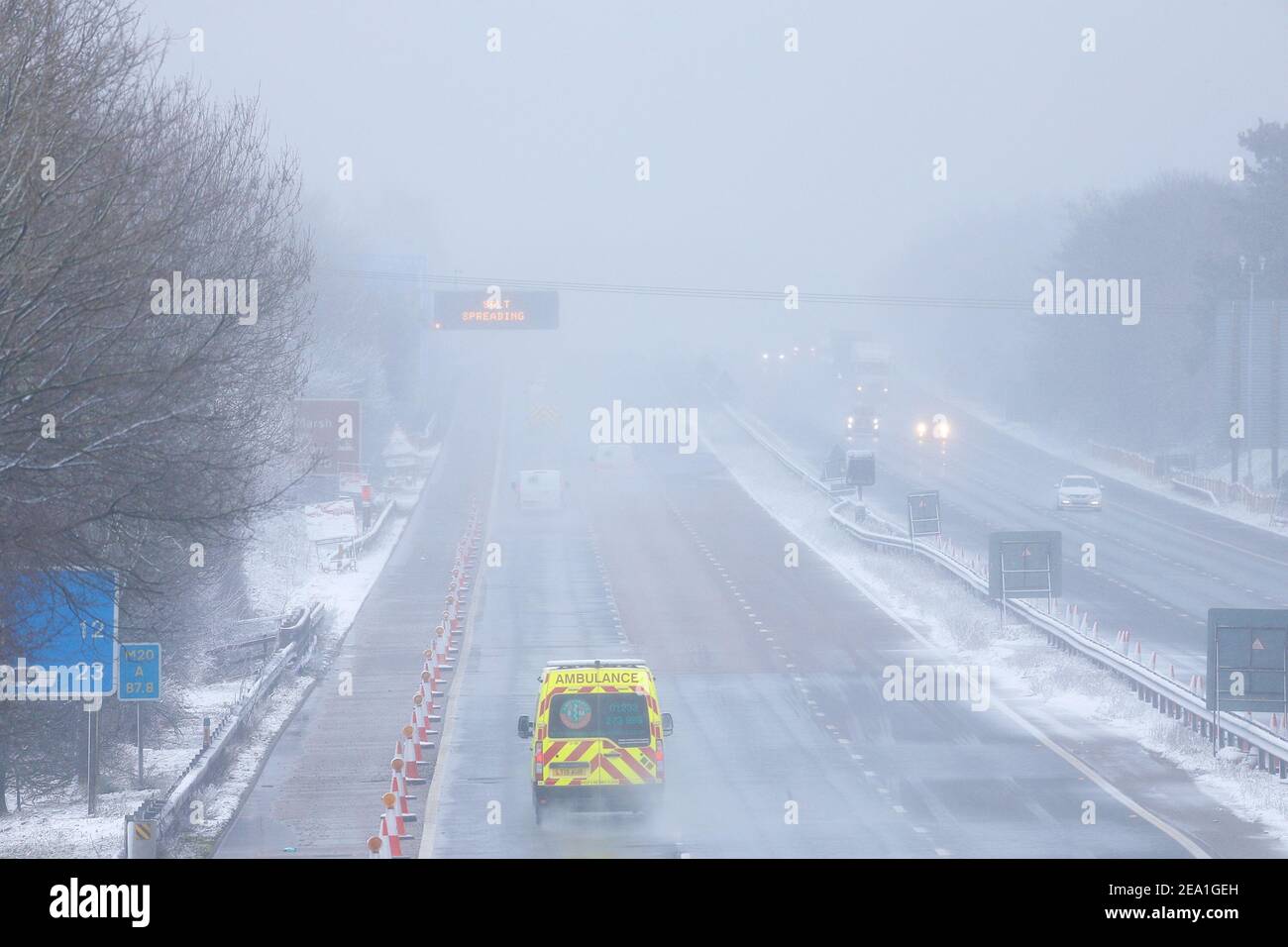 Ashford, Kent, Großbritannien. Februar 2021, 07. UK Wetter: Sturm Darcy trifft die Stadt Ashford in Kent. Wenige Fahrzeuge auf dem küstengebundenen Abschnitt der Autobahn M20. Foto-Kredit: Paul Lawrenson/Alamy Live Nachrichten Stockfoto