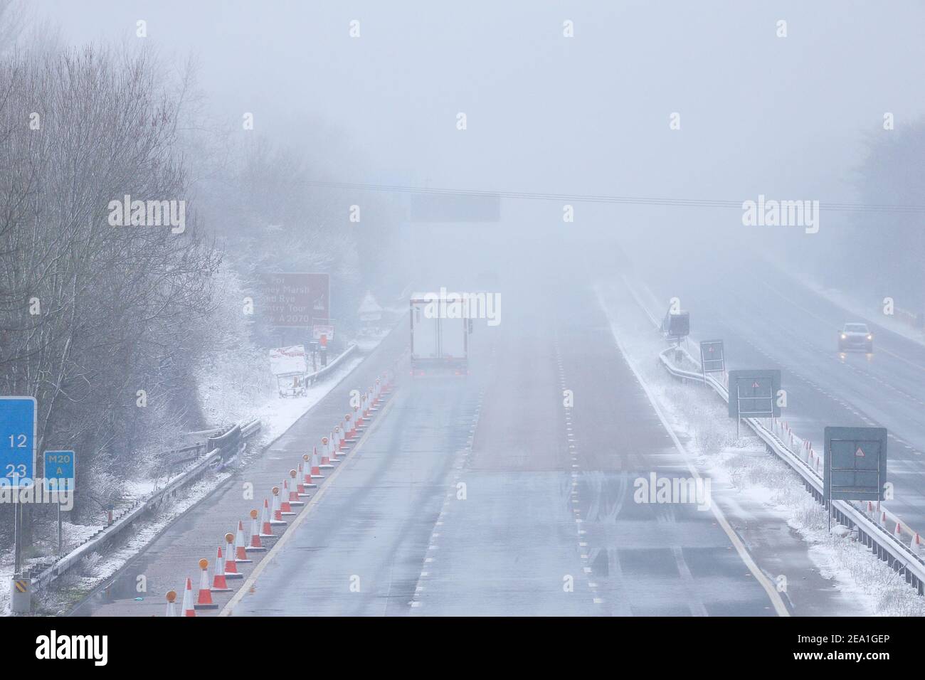 Ashford, Kent, Großbritannien. Februar 2021, 07. UK Wetter: Sturm Darcy trifft die Stadt Ashford in Kent. Wenige Fahrzeuge auf dem küstengebundenen Abschnitt der Autobahn M20. Foto-Kredit: Paul Lawrenson/Alamy Live Nachrichten Stockfoto