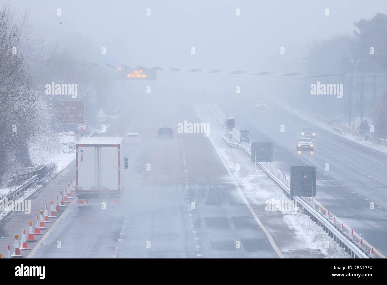 Ashford, Kent, Großbritannien. Februar 2021, 07. UK Wetter: Sturm Darcy trifft die Stadt Ashford in Kent. Wenige Fahrzeuge auf dem küstengebundenen Abschnitt der Autobahn M20. Foto-Kredit: Paul Lawrenson/Alamy Live Nachrichten Stockfoto