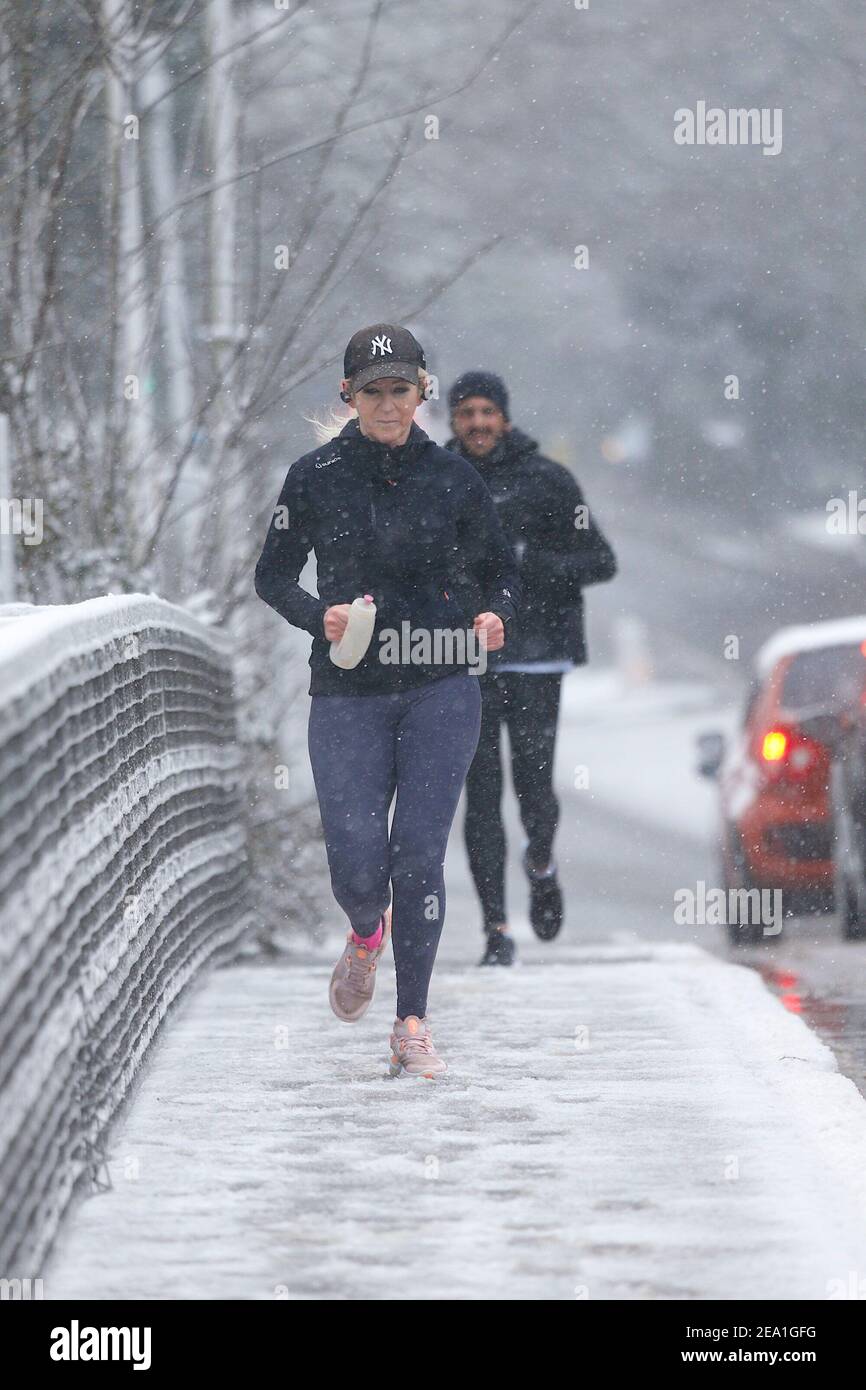 Ashford, Kent, Großbritannien. Februar 2021, 07. UK Wetter: Sturm Darcy trifft die Stadt Ashford in Kent. Foto-Kredit: Paul Lawrenson/Alamy Live Nachrichten Stockfoto