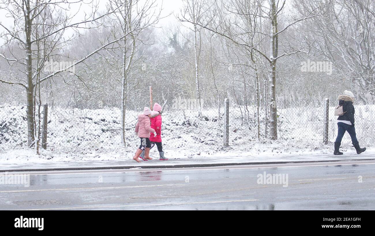 Ashford, Kent, Großbritannien. Februar 2021, 07. UK Wetter: Sturm Darcy trifft die Stadt Ashford in Kent. Foto-Kredit: Paul Lawrenson/Alamy Live Nachrichten Stockfoto