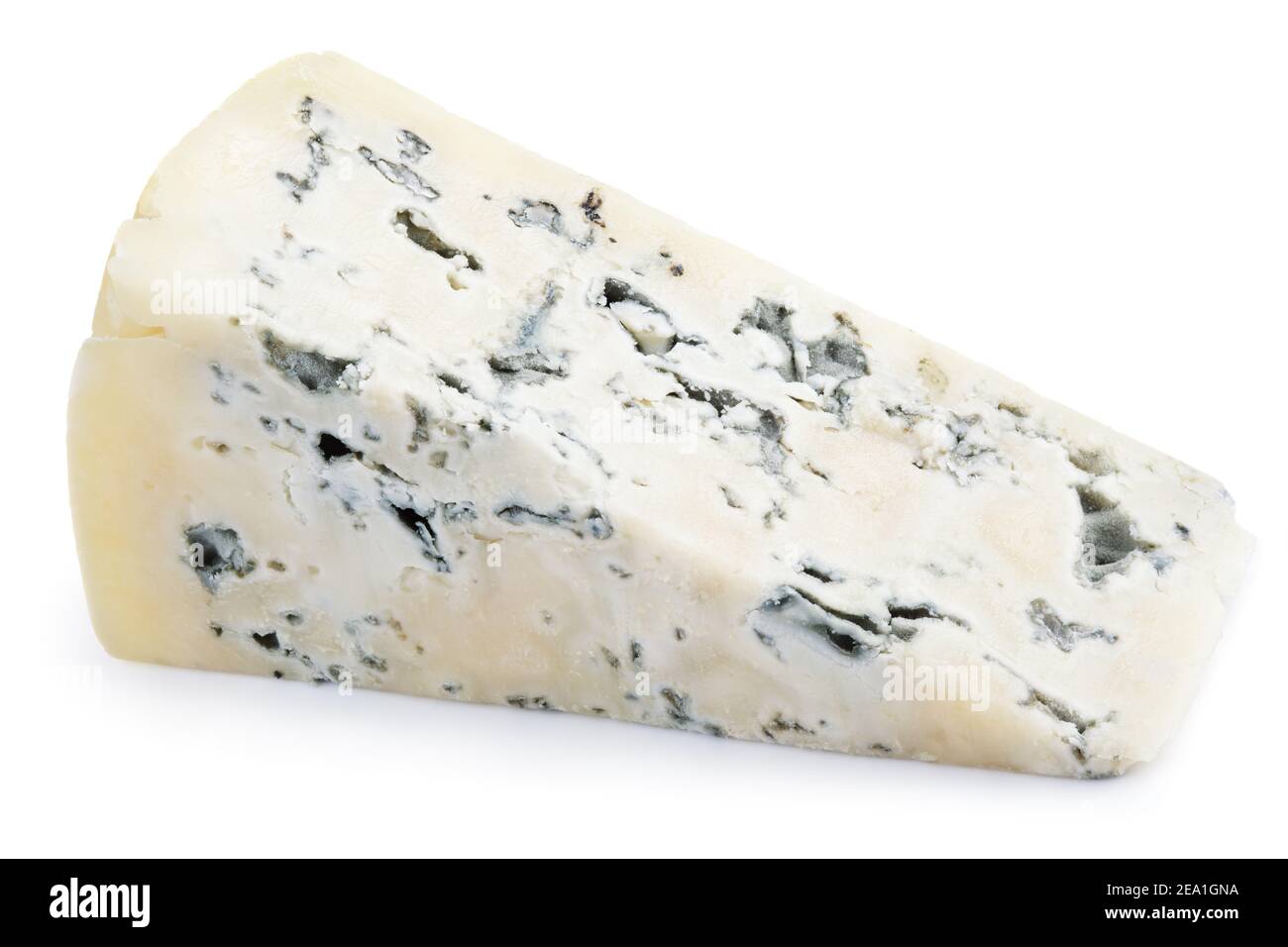 Scheibe weicher blauer Käse mit Schimmel auf Weiß isoliert Hintergrund Stockfoto