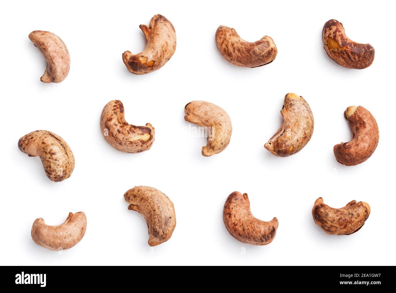 Set von Cashewnüssen mit Schale isoliert auf weißem Hintergrund Mit Beschneidungspfad Stockfoto