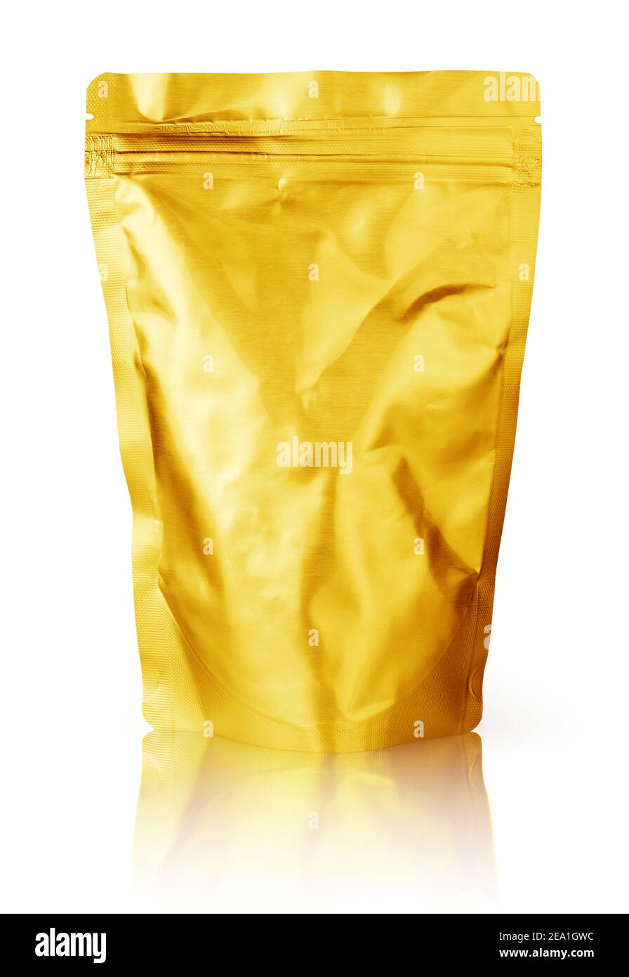 Leere goldene Folie Plastikbeutel Lebensmittelverpackung isoliert auf weißem Hintergrund. Einzelne Gold Aluminium Kaffee-Paket Beutel mit Clipping-Pfad. Stockfoto