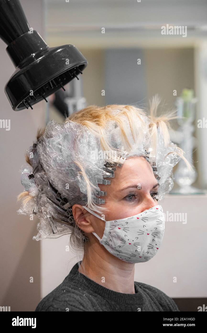 Eine Frau hat ihre Haare vor dem vollständigen Lockdown gefärbt Im Jahr 2020 Stockfoto