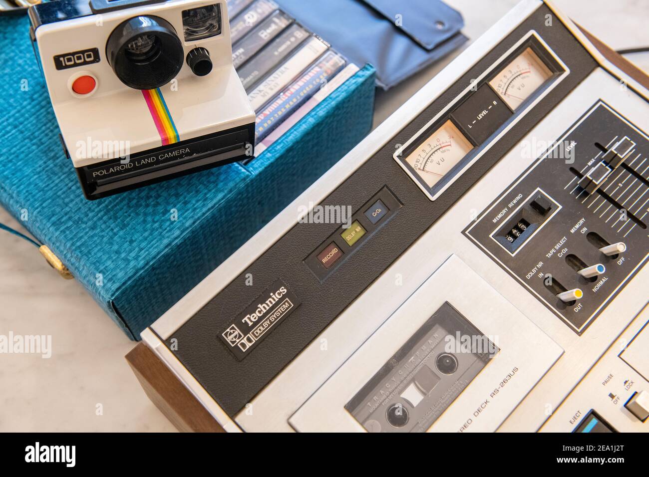1970s / 1980s Verbrauchsmaterialien - ein Technics Kassettendeck, einige Kassetten und eine Polaroid-Kamera Stockfoto