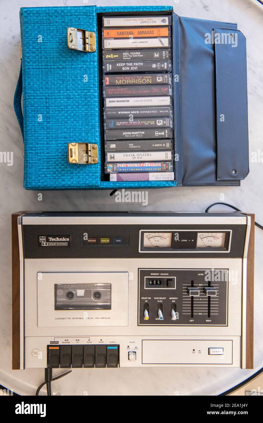 1970s / 1980s Verbrauchsmaterialien - ein Technics Banddeck und Einige Kassetten Stockfoto