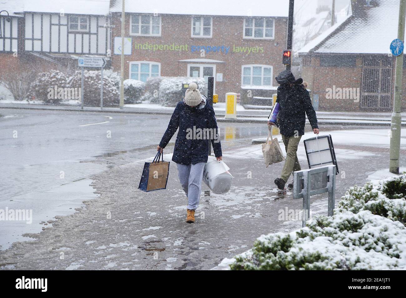 Ashford, Kent, Großbritannien. Februar 2021, 07. UK Wetter: Sturm Darcy trifft die Stadt Ashford in Kent. Foto-Kredit: Paul Lawrenson/Alamy Live Nachrichten Stockfoto
